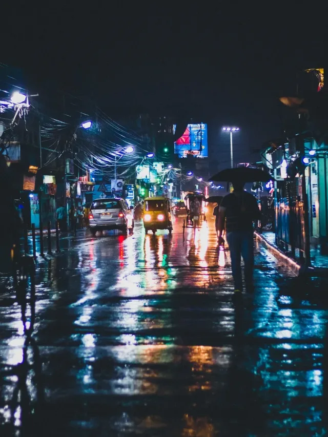 street, rain, traffic-crowded hill station of India